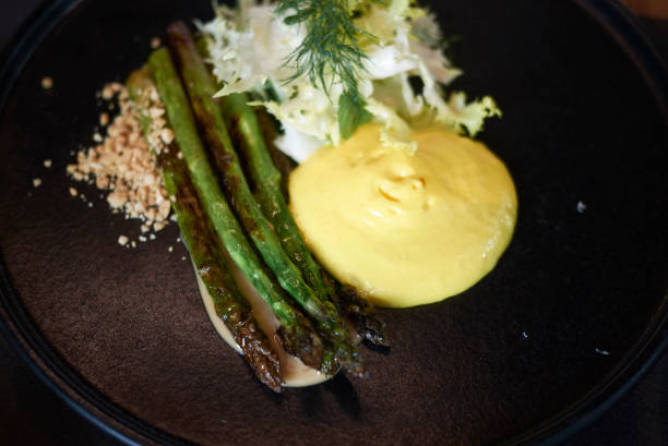 asparagus with bernaise sauce, salad and peanuts - hollandaise sauce imagens e fotografias de stock