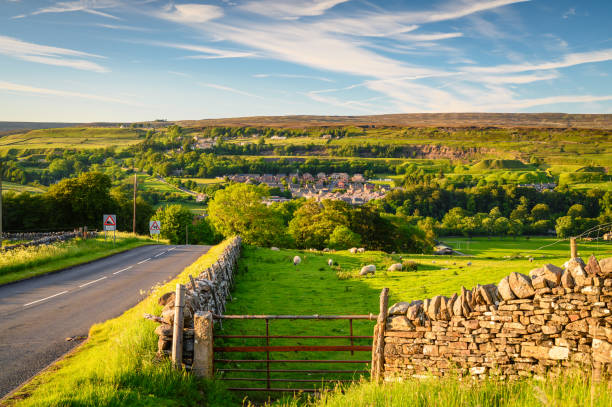 droga w dół do stanhope w north pennines - northern lake zdjęcia i obrazy z banku zdjęć