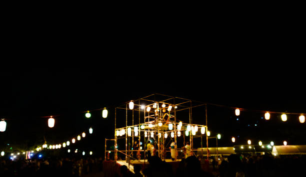 夏の盆の時代の日本の伝統舞踊会(盆踊り)の風景