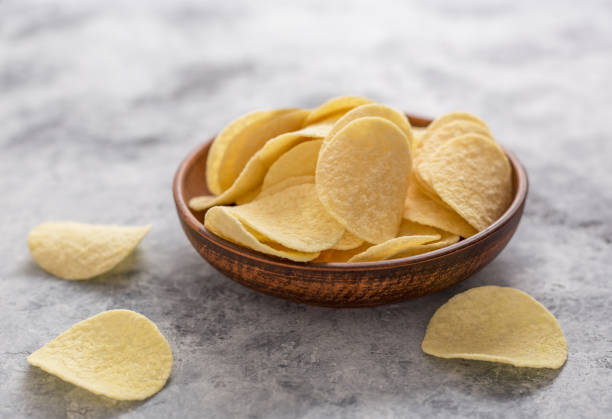 kartoffelchips. konzept von fast food und snacks. - potato chip stock-fotos und bilder