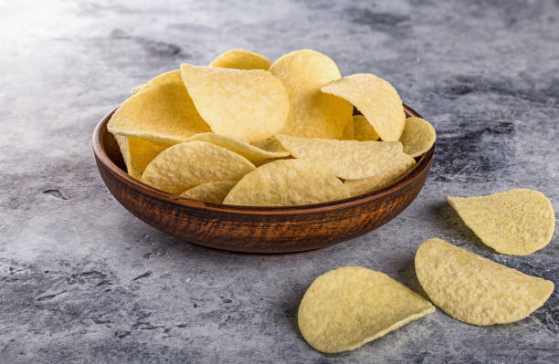 patatas fritas de cerca. concepto de comida rápida y snacks. - potatoe chips fotografías e imágenes de stock