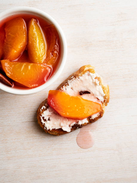 크림 치즈와 빵, 복숭아 보존, 복숭아 잼, 빵에 살구 보존, - peach jam 뉴스 사진 이미지