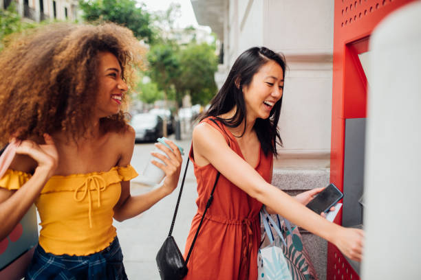 девушки в банкомате - disposable cup coffee shopping friendship стоковые фото и изображения