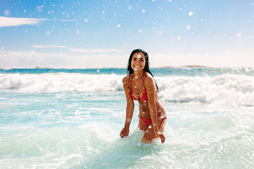 Mujer de vacaciones jugando en la playa photo