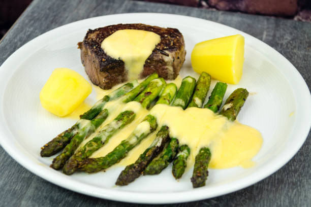 filete de ternera con espárragos verdes - filet mignon steak bearnaise tenderloin fotografías e imágenes de stock