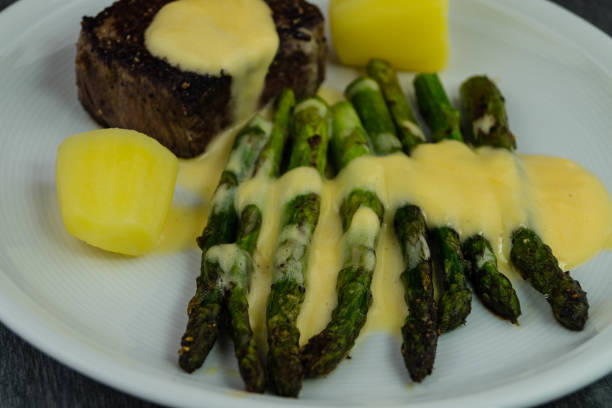 filete de ternera con espárragos verdes - filet mignon steak bearnaise tenderloin fotografías e imágenes de stock