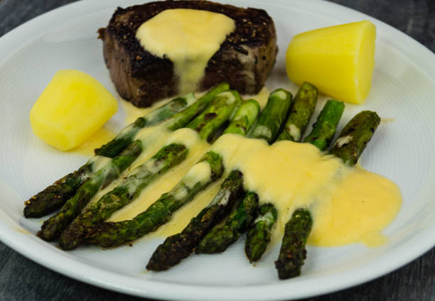 filet z wołowiny z zielonymi szparagami - filet mignon steak bearnaise tenderloin zdjęcia i obrazy z banku zdjęć