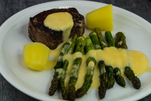 filete de ternera con espárragos verdes - filet mignon steak bearnaise tenderloin fotografías e imágenes de stock