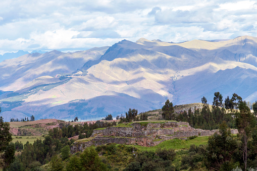 Paisaje verde de montaña con ruinas incas de fortaleza Puka Pukara, Región Cusco, Perú photo