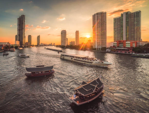 occupé chao phraya river à bangkok, thaïlande - asia bangkok nautical vessel canal photos et images de collection