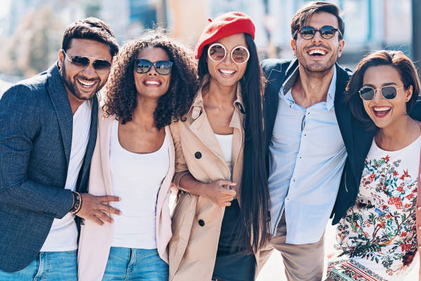 mieszana grupa szczęśliwych przyjaciół na świeżym powietrzu w słoneczny dzień - sunny cheerful close up outdoors zdjęcia i obrazy z banku zdjęć