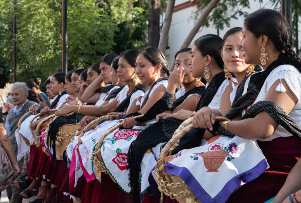 The patterns of this artisanal dress are all handmade by artisans using different embroidery techniques. The one in the pictures is an example of appliqué and a kind of drawn thread work known as \