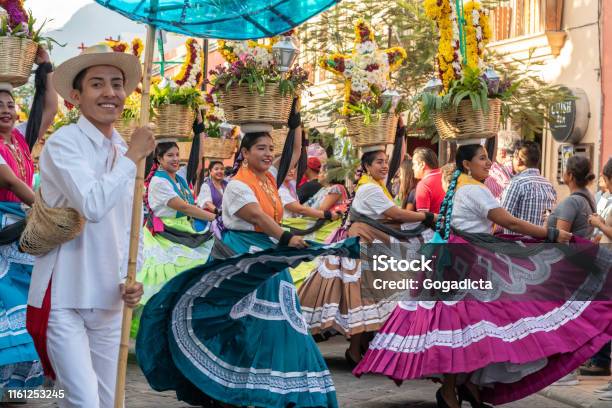 Personas Vestidas Con Ropa Tradicional Foto de stock y más banco de imágenes de Oaxaca - Oaxaca, México, Personas