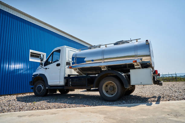 nowy mały samochód ciężarowy z mlekiem - milk tanker obrazy zdjęcia i obrazy z banku zdjęć