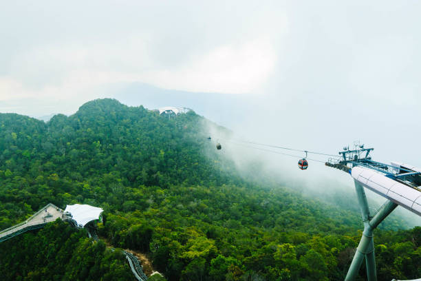 skycab de langkawi dans une journée brumeuse - tropical rainforest elevated walkway pulau langkawi malaysia photos et images de collection