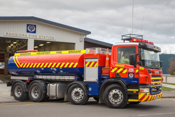 nowozelandzcy strażacy reagują na syrenę alarmową, chwytają swój sprzęt i opuszczają remizę strażacką, aby wziąć udział w pożarze lub wypadku - industrial ship flash zdjęcia i obrazy z banku zdjęć