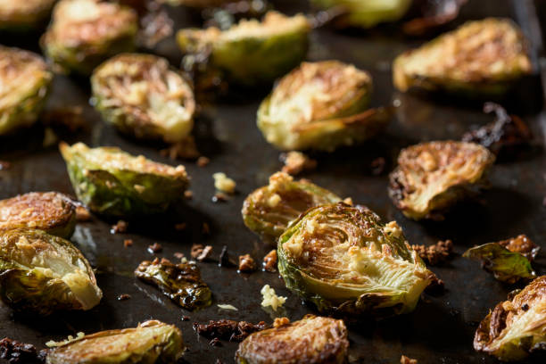 roasted brussels sprouts - brusselsprouts imagens e fotografias de stock