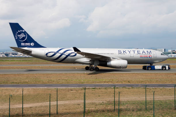 skyteam china eastern airbus a330-200 b-5949 avión de pasajeros en taxi en el aeropuerto de frankfurt - 5949 fotografías e imágenes de stock