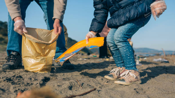 istock Volunteers cleaning the beach 1161268139