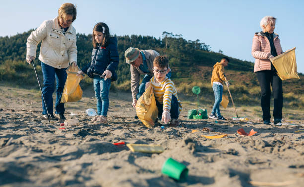 istock Volunteers cleaning the beach 1161268156