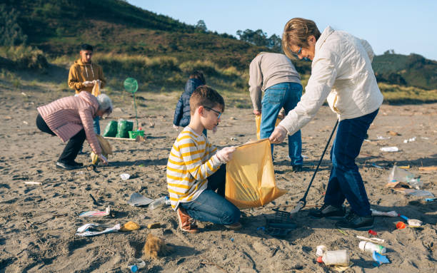 istock Volunteers cleaning the beach 1161268157