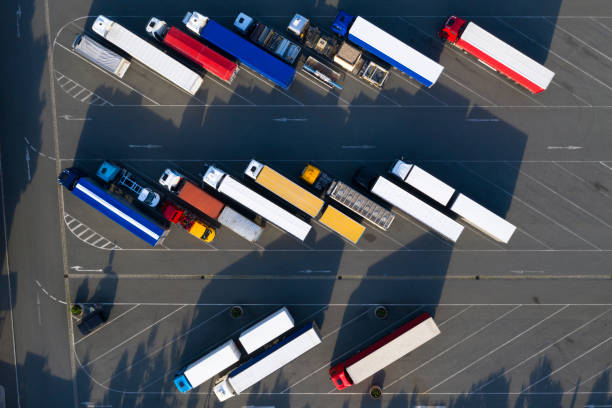 вид с воздуха на полугрузовики - truck parking horizontal shipping стоковые фото и изображения