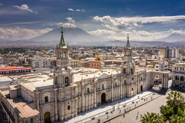 vista aérea de arequipa, perú - architectural feature architecture cathedral catholicism fotografías e imágenes de stock