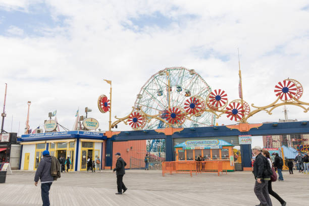 ludzie bawią się na coney island. - ferris wheel luna park amusement park carnival zdjęcia i obrazy z banku zdjęć