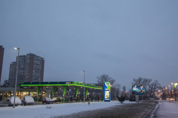 logotipo de omv en una de sus gasolineras de belgrado. omv es una compañía austriaca de petróleo y gas repartida por toda europa - omv fotografías e imágenes de stock