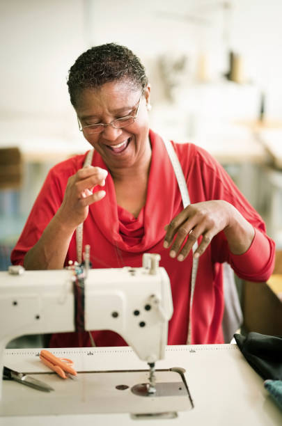 preparazione per le cuciture - sewing tailor sewing machine women foto e immagini stock