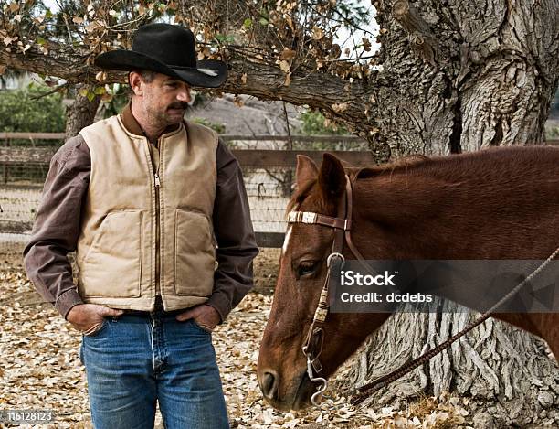 Cowboy Und Pferd Stockfoto und mehr Bilder von Baum - Baum, Berufliche Partnerschaft, Cowboy