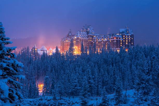 冬の森の中のホテル - rocky mountains canada mountain winter ストックフォトと画像