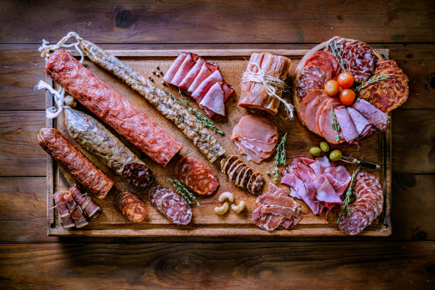 tapas do presunto curado e do queijo delicioso aperitivo na tabela de madeira rústica com espaço da cópia - salumeria - fotografias e filmes do acervo