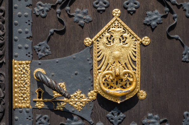 manija de puerta de oro ornamentada y golpeador - brass eagle fotografías e imágenes de stock