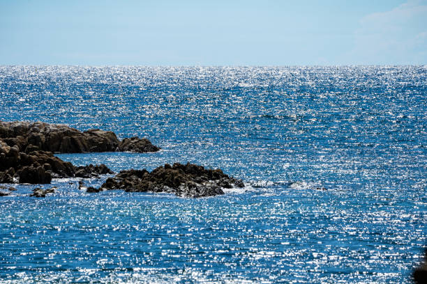 brilho de holizontal-reflexão lustrosa da luz solar na linha de mar e céu aberto. - holizontal - fotografias e filmes do acervo