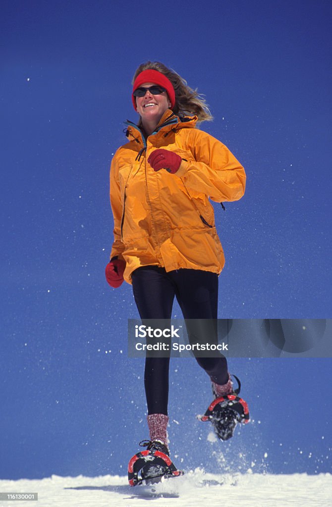 Frau läuft in Schneeschuhen - Lizenzfrei Abgeschiedenheit Stock-Foto