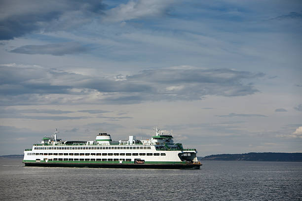 washington state ferry en puget sound con nubes - seattle ferry puget sound sound fotografías e imágenes de stock