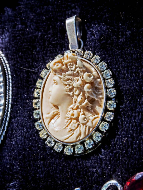 cameo velho no mercado de pulgas - brooch diamond sapphire jewelry - fotografias e filmes do acervo