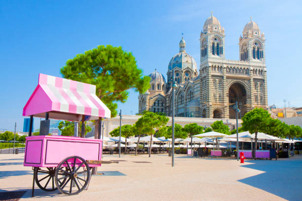 catedral sainte-marie-majeure de marsella (francia) una de las iglesias católicas más grandes de francia, situado cerca del antiguo puerto - imagen de concepto con un carro de helado rosa - carrito bar al aire libre fotografías e imágenes de stock