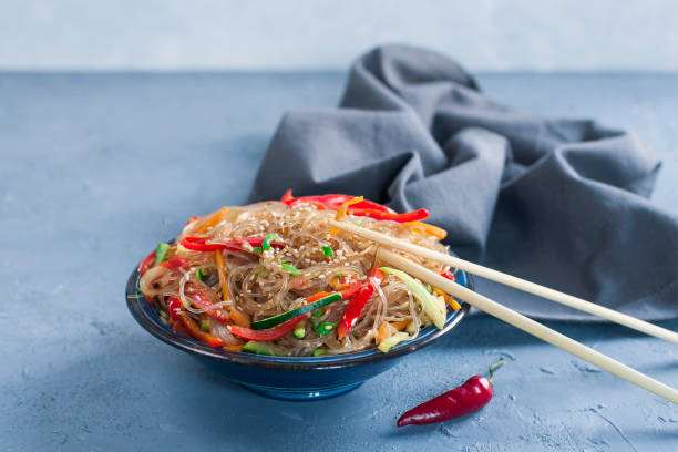 japchae ( japchae ) - cellophane noodles zdjęcia i obrazy z banku zdjęć