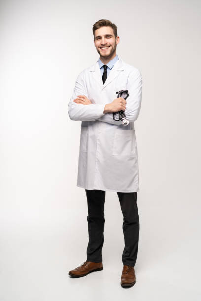 白い背景に完全な長さの若い医師。 - doctor male men white ストックフォトと画像