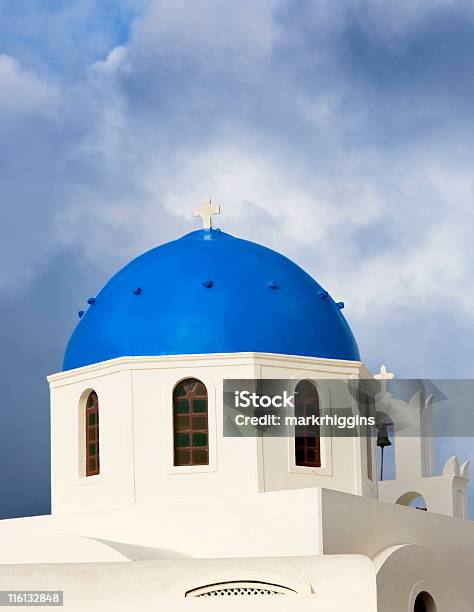 Chiesa A Santorini - Fotografie stock e altre immagini di A forma di croce - A forma di croce, Ambientazione esterna, Arco - Architettura