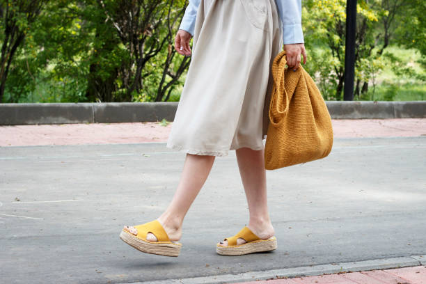 traje de moda de verano. chica en vestido, zapatos amarillos y bolso de punto de moda, vista lateral - sandalia fotografías e imágenes de stock