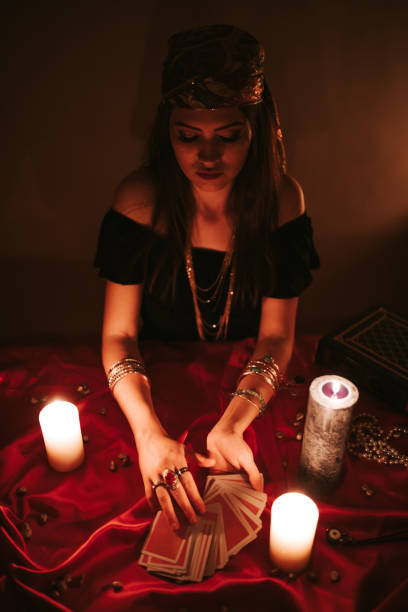 fortune teller reading tarot - magic magic trick vertical tarot cards imagens e fotografias de stock