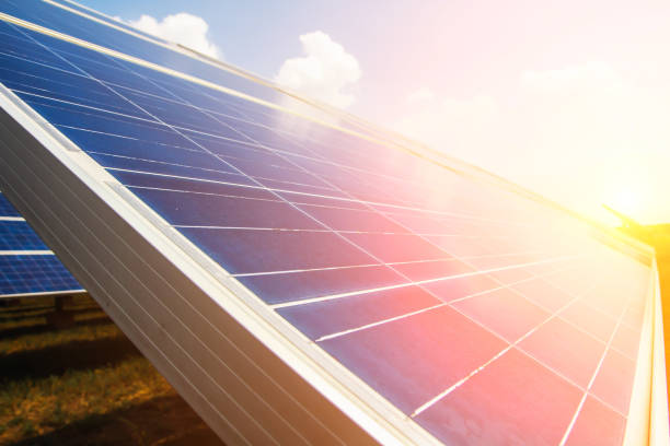solarpanel, alternative stromquelle, konzept der nachhaltigen ressourcen, und dies ist ein neues system, das strom mehr als das original erzeugen kann, dies ist die sonnenverfolgungssysteme - solar panel solar power station sun solar energy stock-fotos und bilder