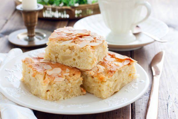 나무 테이블에 아몬드 꽃잎을 곁들인 수제 사과 파이, 수평 - tart caramel dessert pastry 뉴스 사진 이미지