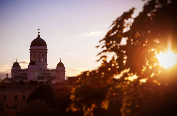 vista da catedral central em helsínquia, finlandia no por do sol. paisagem bonita da cidade - helsinki lutheran cathedral - fotografias e filmes do acervo