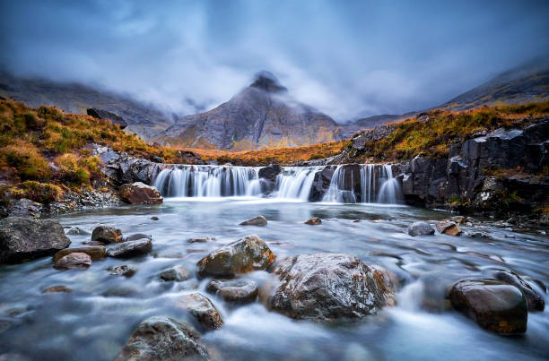 妖精のプール、グレンブリトル、スカイ島、スコットランド、英国 - spring waterfall landscape mountain ストックフォトと画像