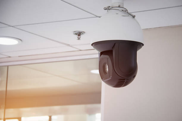 monitoreo de cámaras cctv para la protección del sistema de seguridad en la oficina. televisión de circuito cerrado también conocida como uso de videovigilancia de cámaras para transmitir señal a un lugar específico para observar por la red - spy cam fotografías e imágenes de stock