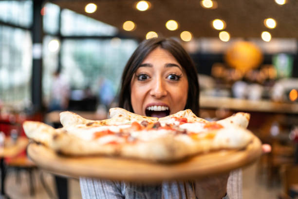 serveuse affichant la pizza de carnevale, modèle napolitain - pizza pizzeria restaurant waiter photos et images de collection